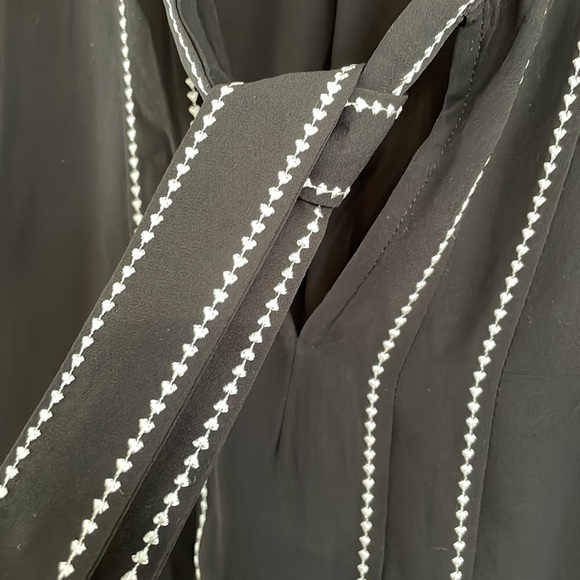 Women’s Black House, White Market sz M sleeveless dress top. Black/white trim - Picture 2 of 4